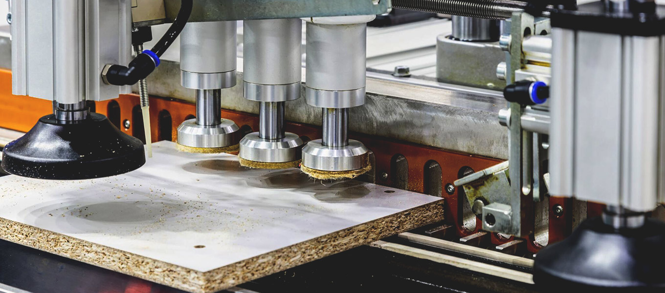 Machine à pression de contreplaqué en action